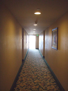 廊下の先には