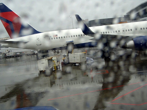 13:56 到着。台風11号クロヴァンの影響か、またしても大雨の成田