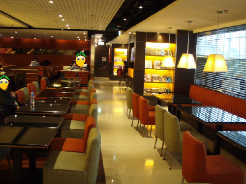 奥のテーブルで食べてます