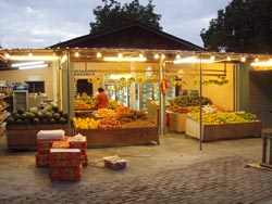 左手にあるフルーツ屋さん