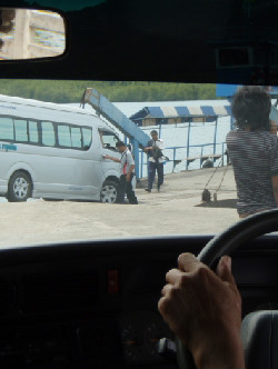 船に車ごと乗り込みます