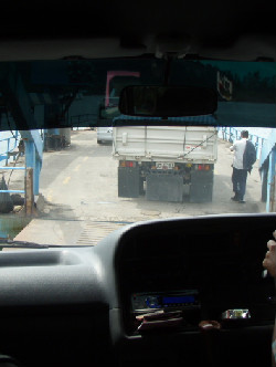 さきほどの船より少し小さめ