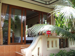 階段を上がったところでサンダル脱ぎます