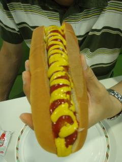 デリでホットドック小腹対策