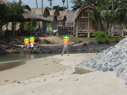 ビーチの右奥へ探検中