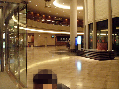 18:55の空港行きバスを待つ