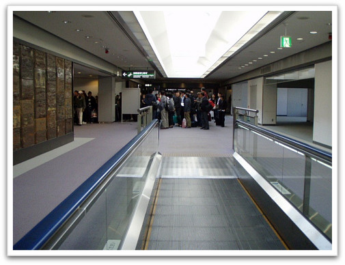 本来ならば国際線乗り継ぎのあの列に並ぶところ・・・