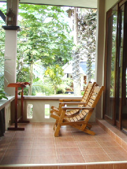 お隣さんの玄関先~