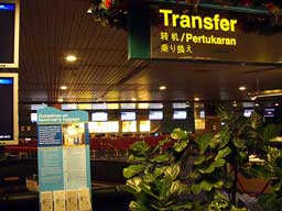 まずはトランジットカウンターへ