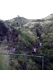 頂上の展望台を見上げる