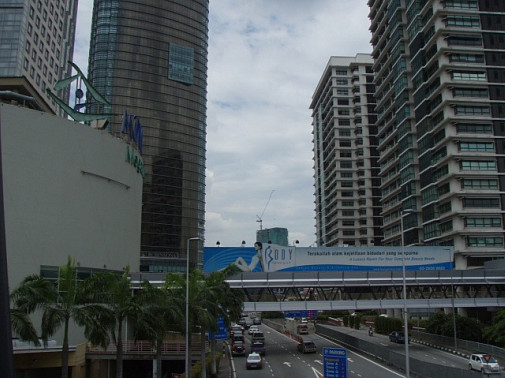 外は蒸し暑いぃ～～