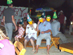 隣の真っ赤っかグランパが!!!