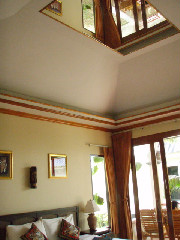 天井も高く鏡もついてた