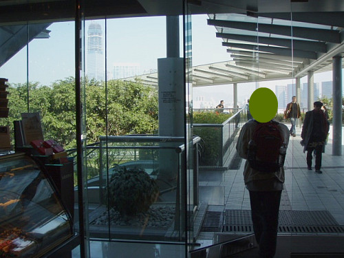 かずかずの誘惑を振り切り～外に出ました