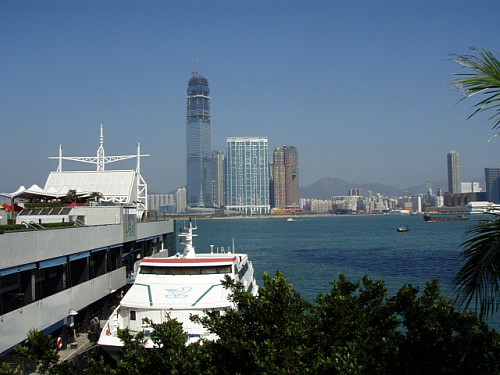青い空と九龍と船が見えます～