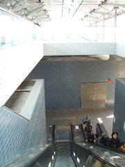 エスカレーターで下に降ります