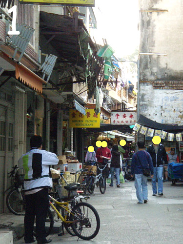 16:10 賑やかな通りです