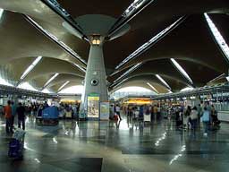 到着出口に出たらまた上へ