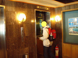 かなりレトロなエレベーター