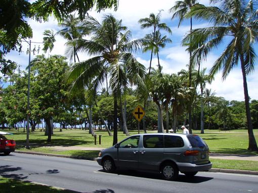 ハレコアホテル前を通過しビーチパークが続く