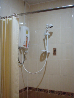 シャワー(瞬間湯沸かし器タイプ!?)