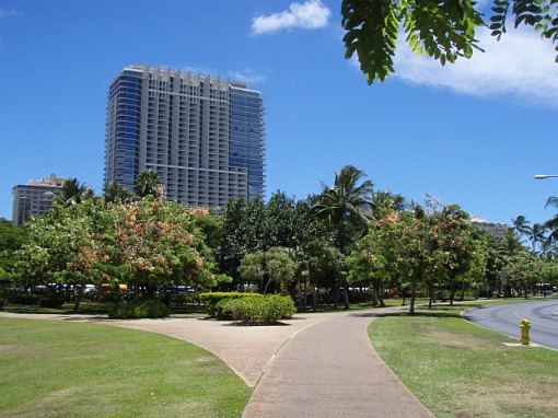 正面に見えるあの立派な建物は～？！