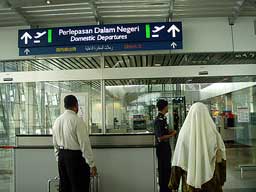 国内線入り口は１番左