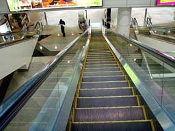 エスカレーターを降ります