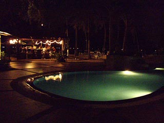 夜のビーチバーも賑やかそう～☆