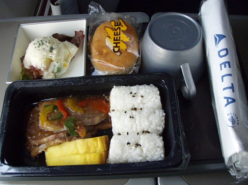 10:30(グアム11:30) 食事サービス～見覚えあるおかず!