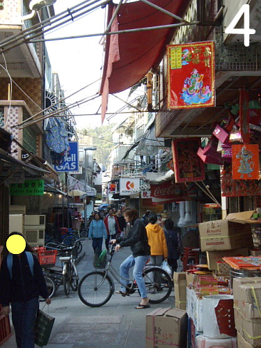 こちらの通りは日用品売り場かな