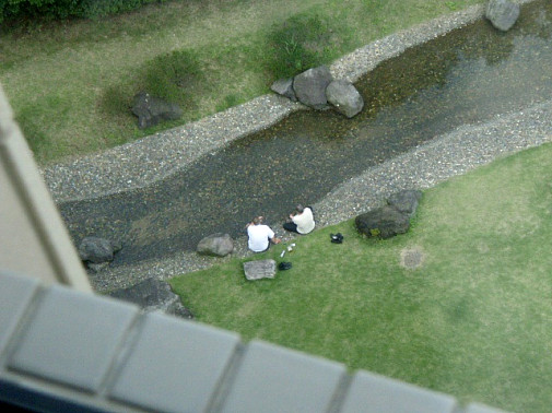 欧米人の２人が靴を脱ぎ裸足になってアグラで談笑