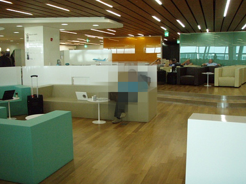 とても広く、奥には喫煙ルームもあります