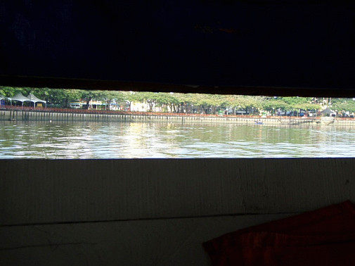 なので横の細い窓(窓ではない)から外をみとく