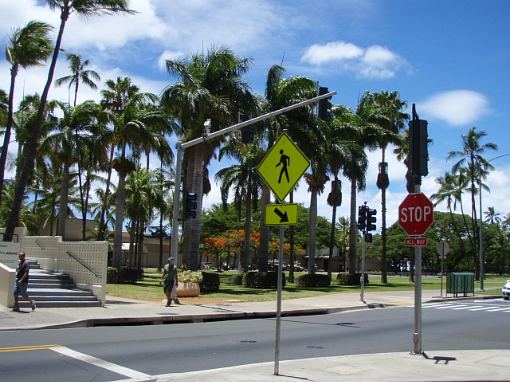 ついでに前の交差点信号もまだピカピカで動いてない(笑