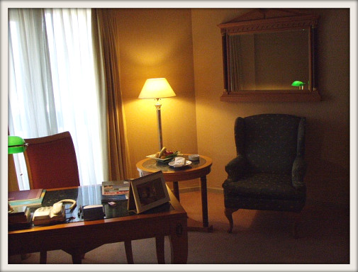 フルーツと灰皿が増えた♪♪アッ、デスクが横向きに～(笑