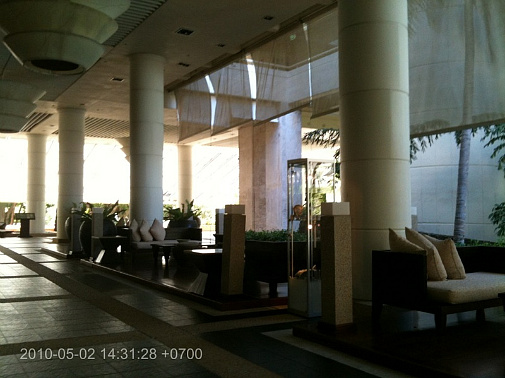 フロント前～ココでチェックインです