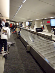 スーツケースを待つものの