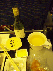 コップで飲む白ワイン