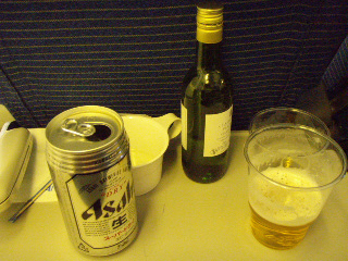 機内食さげられても、まだ引き続き白ワイン