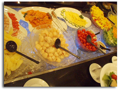 サラダにフルーツにサーモン系も～♪