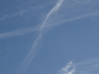 飛行機雲がほぼ垂直に～～