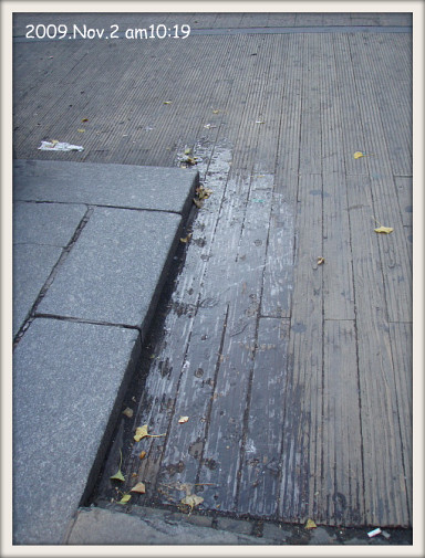 地下鉄におりる階段の手前～ツルッツルです!!(@.@)/