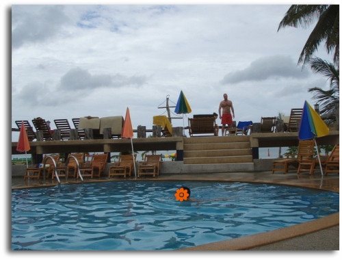 10:30 今ひとつのお天気だけどプールへ