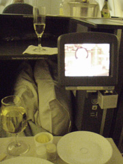 白ワインで機内食スタート