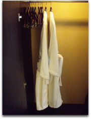 バスローブにたくさんのハンガー