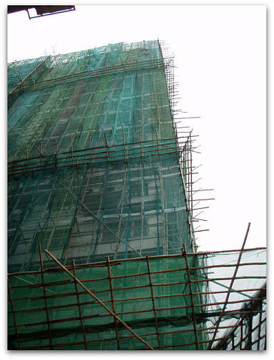 足場の下を通過してみる