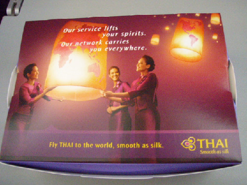 帰り、機内サービスで配られた箱にも♪