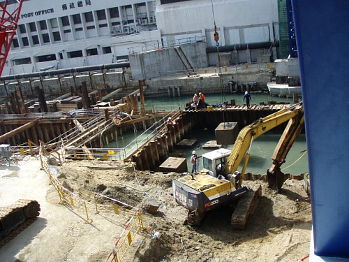 みんな思わず立ち止まって見学