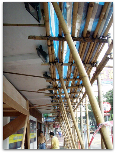 中は暑いのか職人さんたち上は裸~